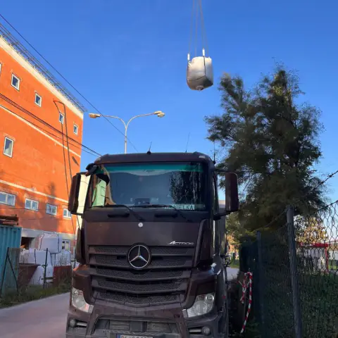 Atlas žeriav — bigbagy v korbe